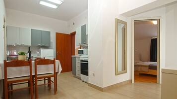 Apartment, 2 Bedrooms (810/1890) | Living area | TV