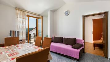 Standard Apartment, 2 Bedrooms (828/34811) | Living area | TV