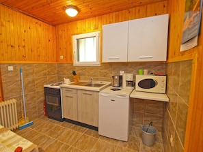 Huoneisto, 3 makuuhuonetta (968/2570) | Yksityinen keittiö | Jääkaappi, mikroaaltouuni, liesi, kahvin-/teenkeitin