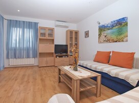 Apartment, 2 Bedrooms (1282/12255) | Living area
