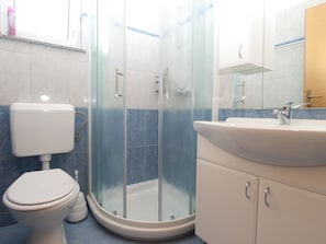 Apartment, 1 Bedroom (1282/12254) | Bathroom | Hair dryer, towels