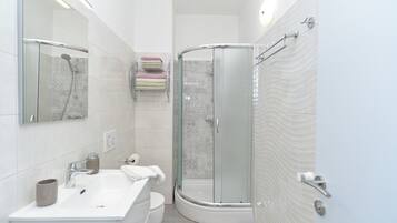 Apartment, 2 Bedrooms (1293/12303) | Bathroom | Hair dryer, towels