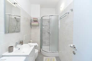 Apartment, 2 Bedrooms (1293/12303) | Bathroom | Hair dryer, towels