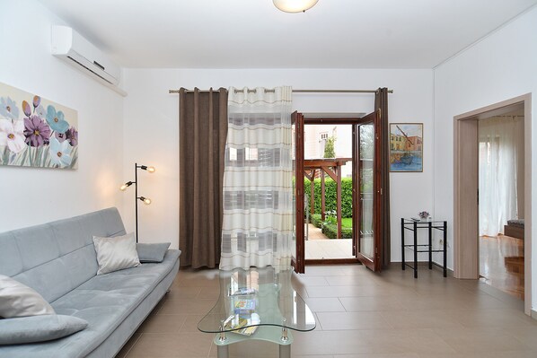 Apartment, 2 Bedrooms (1293/12301) | Living area