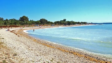 Una spiaggia nelle vicinanze