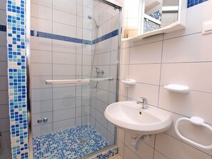 Apartment, 2 Bedrooms (806/1883) | Bathroom | Hair dryer, towels - Apartment Nado 806 (Pula)