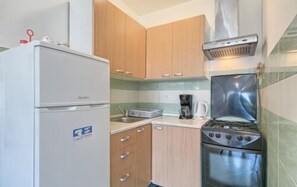 Apartment, 1 Bedroom (806/1878) | Private kitchen | Fridge, oven, stovetop, coffee/tea maker