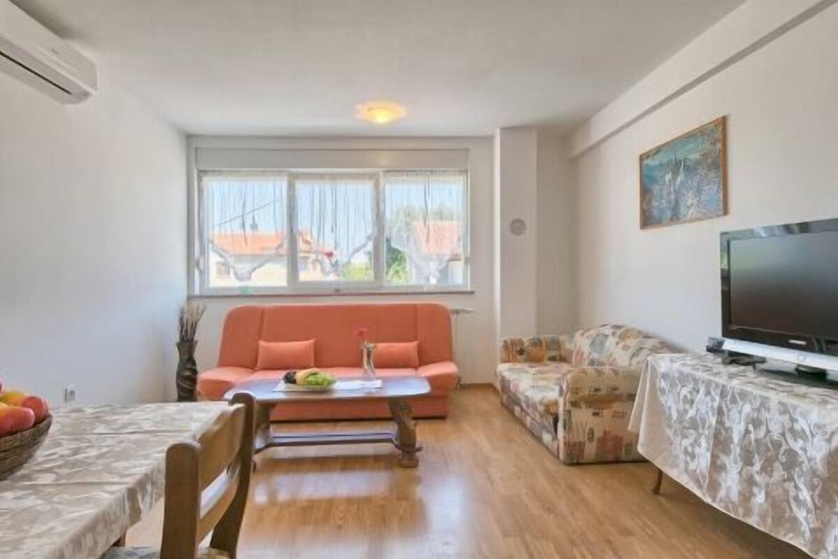 Apartment, 1 Bedroom (806/1878) | Living room | TV