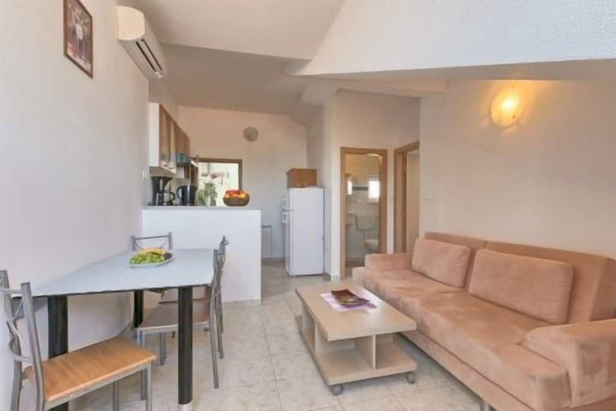 Apartment, 1 Bedroom (806/1882) | Living area | TV