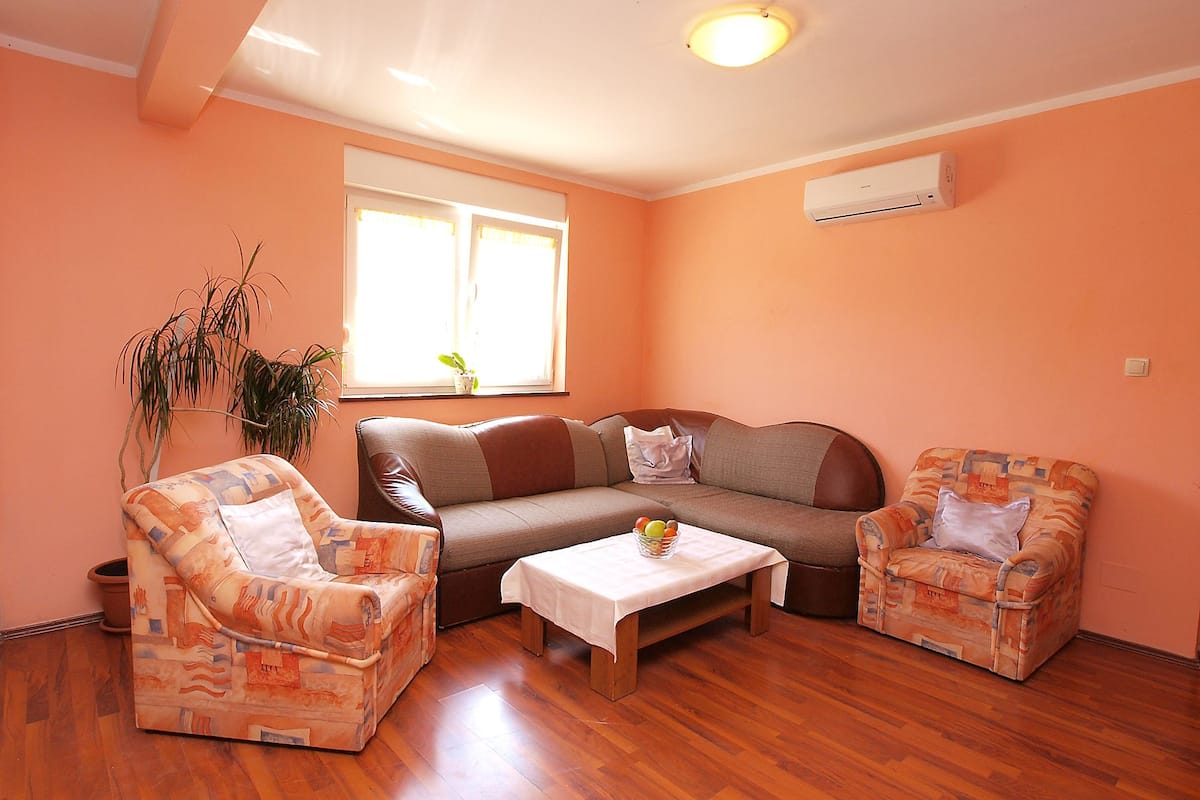 Apartment, 1 Bedroom (806/1881) | Living room | TV