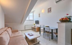 Apartment, 1 Bedroom (806/1882) | Living area | TV - Apartment Nado 806 (Pula)