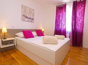 Tallelokero huoneessa, silitysrauta/-lauta, vauvansängyt, ilmainen Wi-Fi