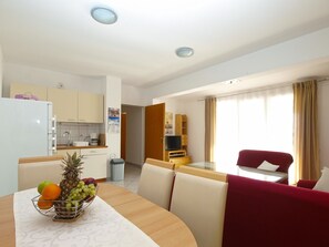 Departamento, 2 habitaciones (770/1795) | Área de sala de estar | Televisión 