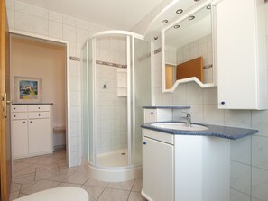 Apartment, 3 Bedrooms (770/1796) | Bathroom | Hair dryer, towels, soap, toilet paper - Apartment  Anica 770 (Medulin)