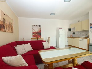 Apartment, 2 Bedrooms (770/1795) | Living area | TV