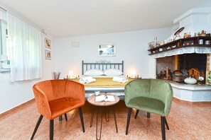 Tabla de planchar con plancha, wifi gratis y ropa de cama 