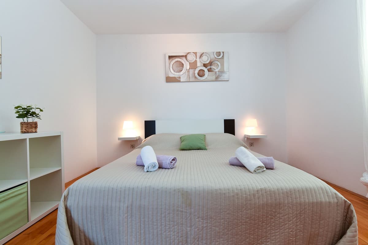 Iron/ironing board, free WiFi, bed sheets