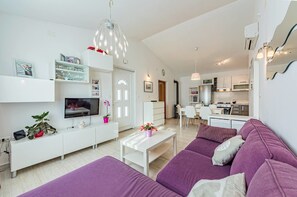 Apartamento, 2 quartos (611/14714) | Sala de estar | TV de tela plana