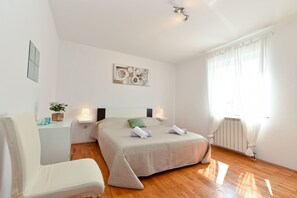 Tabla de planchar con plancha, wifi gratis y ropa de cama 