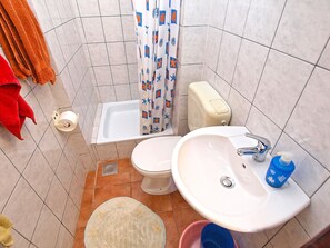Apartment, 1 Bedroom (114/230) | Bathroom | Shower, hair dryer, towels, soap - Apartment Dragan 114 (Fazana)