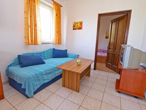 Apartamento, 1 quarto | Sala de estar | TV