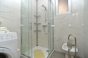 Appartement, 2 slaapkamers (405/1064) | Badkamer | Een haardroger, handdoeken, zeep, toiletpapier