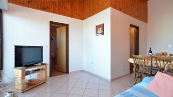 Apartment, 2 Bedrooms (349/809) | Living area | TV