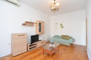 Apartamento, 2 habitaciones (349/808) | Zona de estar | Una televisión