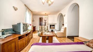 Apartment, 2 Bedrooms (378/858) | Living area | TV