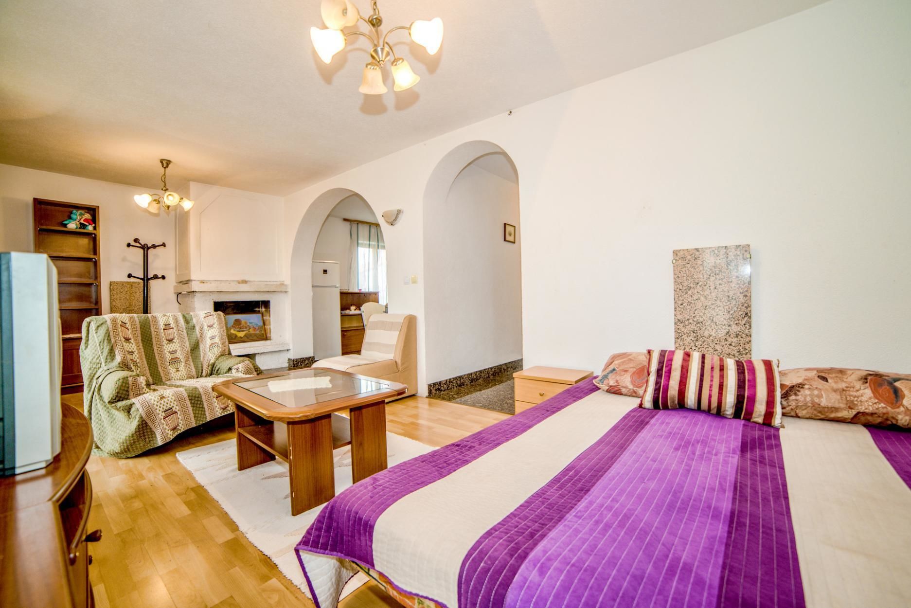 2 عدّة غرف نوم ومكواة/لوح كي وأسرّة أطفال/رضّع (مجانًا) وواي فاي مجانًا