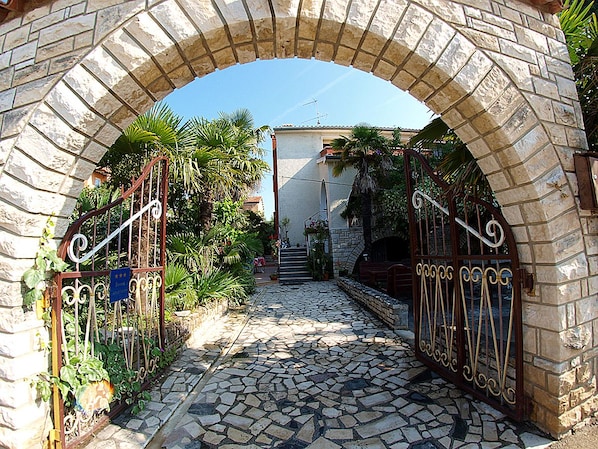 Entrada de la propiedad