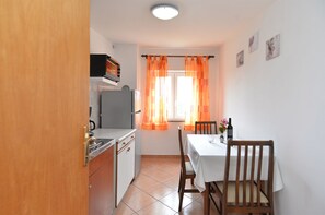 Standard Apartment, 1 Bedroom (407/924) | Private kitchen | Fridge, stovetop, coffee/tea maker, cookware/dishes/utensils - Apartment Kate 407 (Fazana)