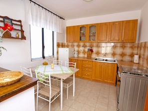 Apartment, 2 Bedrooms (408/2144) | Private kitchen