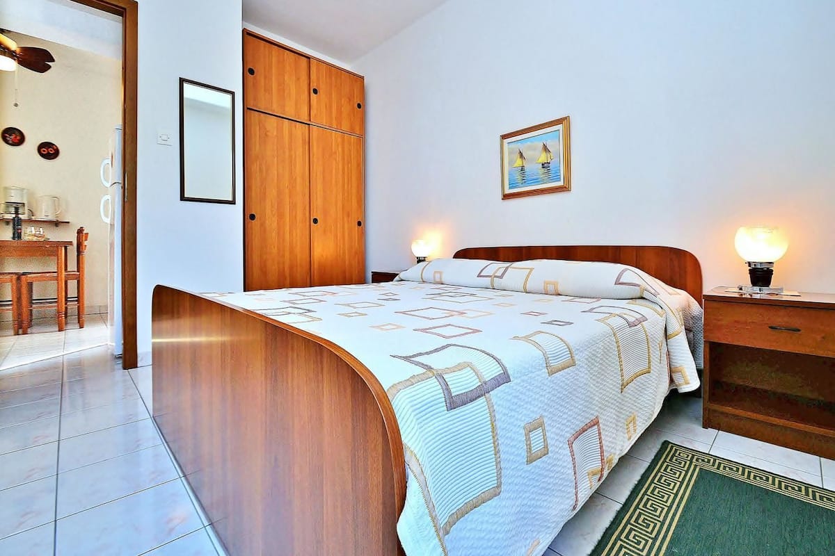 Apartamento, 2 habitaciones | 2 dormitorios, escritorio, tabla de planchar con plancha y wifi gratis