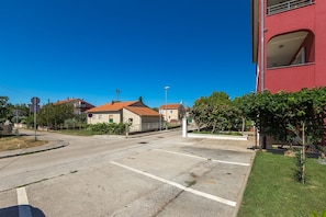 A quiet street with houses, a clear sky, and a red building. - Apartment Boris 771 (Fazana)
