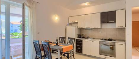 Appartement, 1 slaapkamer (771/1798) | Privékeuken | Een koelkast met diepvriezer, een koffiezetapparaat/waterkoker