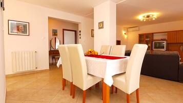 Leilighet, 3 soverom (734/1720) | Spiseområde på rommet