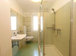 Apartament, 3 dormitoris (734/1720) | Bany | Dutxa, tovalloles, sabó i paper higiènic 