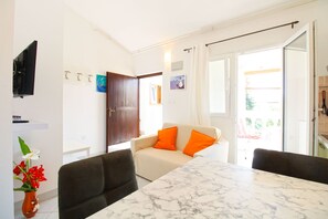Appartement, 1 chambre (734/1717) | Aire de séjour | Téléviseur