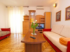 Apartment, 3 Bedrooms (399/8985) | Living room