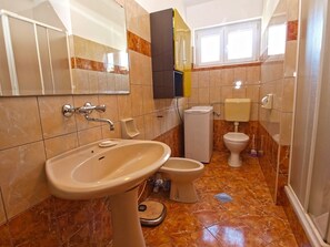 Apartment, 3 Bedrooms (399/8985) | Bathroom