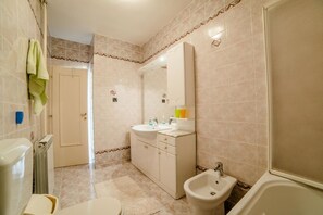 Apartamento, 2 quartos (804/1873) | Banheiro | Secador de cabelo, toalhas de banho, sabonete, papel higiênico