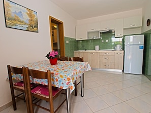 Departamento, 2 habitaciones (116/9644) | Cocineta privada | Parrilla de estufa y utensilios de cocina