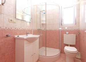 Shower, towels, toilet paper - Apartments Andrija 1500 (Fazana)