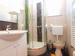 Douche, serviettes fournies, papier de toilette