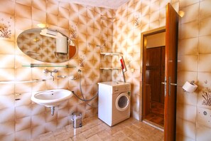 Apartment, 2 Bedrooms (1371/12912) | Bathroom | Hair dryer, towels - Apartments Antica 1371 (Medulin)