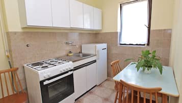 Apartment, 1 Bedroom (606/1456) | Private kitchen | Fridge, stovetop, coffee/tea maker, cookware/dishes/utensils