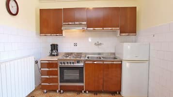 Apartment, 1 Bedroom (606/1455) | Private kitchen | Fridge, stovetop, coffee/tea maker, cookware/dishes/utensils
