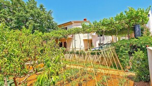A garden with various plants and a trellis structure. - Apartments Celine 606 (Medulin)