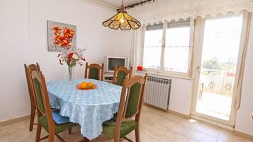 Apartment, 4 Bedrooms (906/2111) | In-room dining